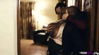 Pervy klient ønsker å ha sex med sexy eiendomsmegler Osa Nydelig, og da vil han kjøpe huset