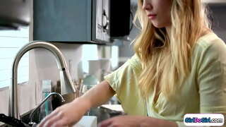 Үлкен сиськи аққұбалар үйге келіп, ерте ме, өзінің кішкентай сиськам gf және олар тойлануда лесбийский секс.Олар целуются және грудастая красотка алады жиектемеге қойылмаған табақты шыны және донбасстағы оған тұлға.