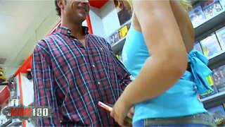 Ung Blond spansk babe Sonia manrique med store naturlige pupper knullet hardt i rumpa på videoklubben