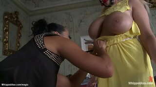 Črna malo domina Sandra Romain biči velike joške visok, blond češki lezbični suženj Angel Wicky nato analni jebe ji v bondage vrv s traku na kurac