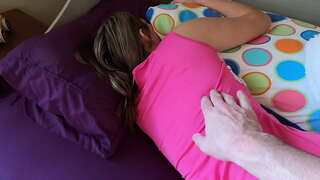 Татко добива stepdaughter до наутро со неговиот огромен кур