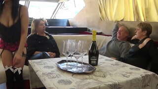 خدمتکار به انجام همه چیز را....