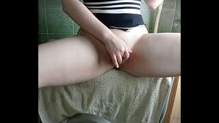 دختر با الاغ بزرگ می شود ارگاسم در ماشین لباسشویی و یک وسیله ارتعاش و نوسان