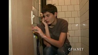 Băiatul stă și se uită