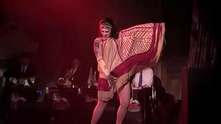 Dannie Diesel aka Danielle Colby, Bustout Burlesque New Orleans ile sahne alıyor