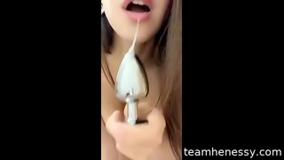 Σέξι μωρό μου βάζει crystal butt plug στο κώλο της και παίζει με το παιχνίδι την ίδια στιγμή Σέξι μωρό μου βάζει crystal butt plug στο κώλο της και παίζει με το παιχνίδι την ίδια στιγμή