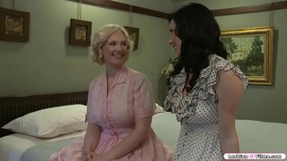 Бюстастая блондинка навещает свою подругу-брюнетку, и они начинают говорить о размере своих грудей. После этого они возбуждаются и начинают целоваться. Далее ее подруга сосет ее сиськи и ласкает ее киску. В ответ она делает то же самое своей подруге.