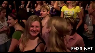 Harlots cridant a l'èxtasi de salvatge sexe en grup amb cambrers Harlots cridant a l'èxtasi de salvatge sexe en grup amb cambrers