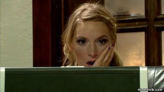 Blonde tiener Mona Wales gevonden porno film van haar stiefmoeder, Simone Sonay op internet en vervolgens slagroom en anaal neukte haar in slavernij in bed Blonde tiener Mona Wales gevonden porno film van haar stiefmoeder, Simone Sonay op internet en vervolgens slagroom en anaal neukte haar in slavernij in bed