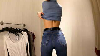 ХӨӨХ! Халуун охин нь жижиг дагуурын хувцас футболк, blouses, олон нийтийн хувцас солих өрөө 4K 60Fps