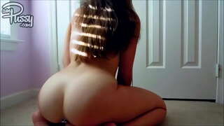 Dildo fucking ກ່ຽວກັບຜ້າພົມຢູ່ເຮືອນ