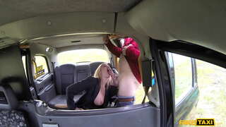 Võltsitud Takso Kuum Babe Holly Kiss Levib tema Jalad ja Imeb Riista