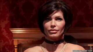 Ohromujúci veľké prsia, blond MILF Cherie Deville hovno veľký penis potom šuká mu zatiaľ čo brunetka MILF Brooke Fox zdieľanie ho a sania v Hornom Poschodí strany